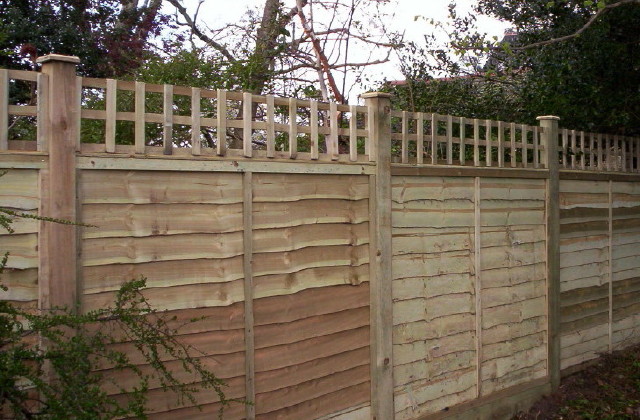 Overlap panel fencing with trellis