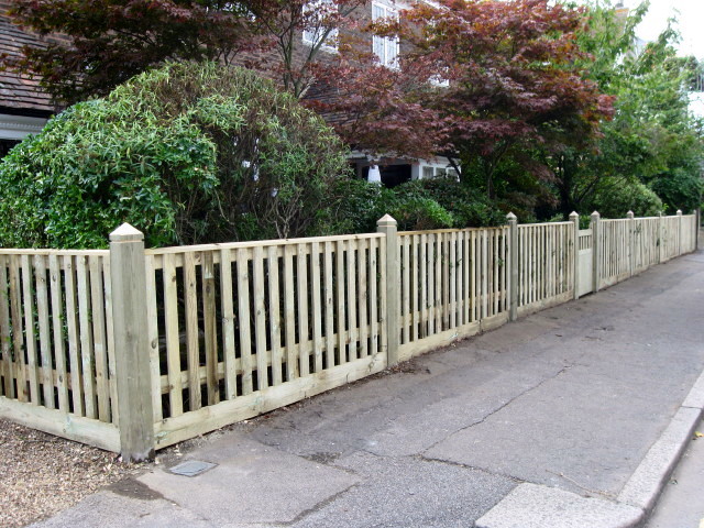 Flatop palisade with capping rail