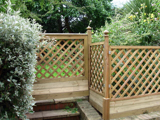 Standard Diamond Mesh Trellis Kept in stock