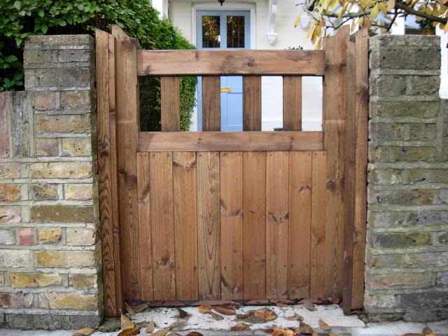 Softwood lodge gate